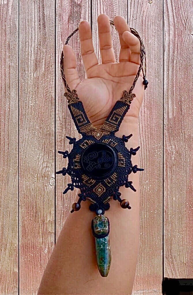 Mikiztli Obsidian pendant with Jaguar serpentine stone claw - Art Macramé Necklace - Precolombian Mexican Jewelry