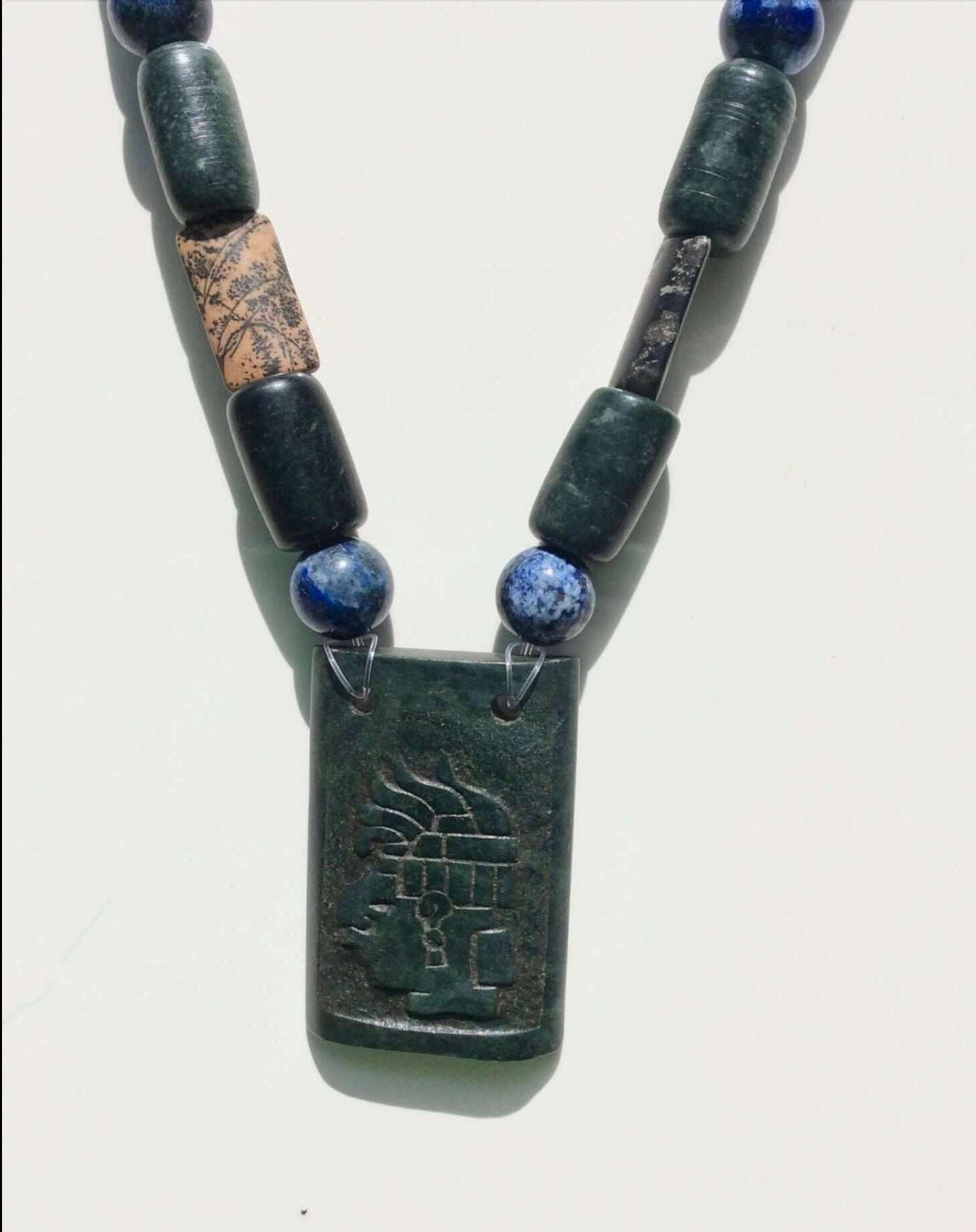 Collar maya, joyería precolombina, estilo jade guatemalteco, cuentas de lapislázuli, serpentina y madera petrificada.