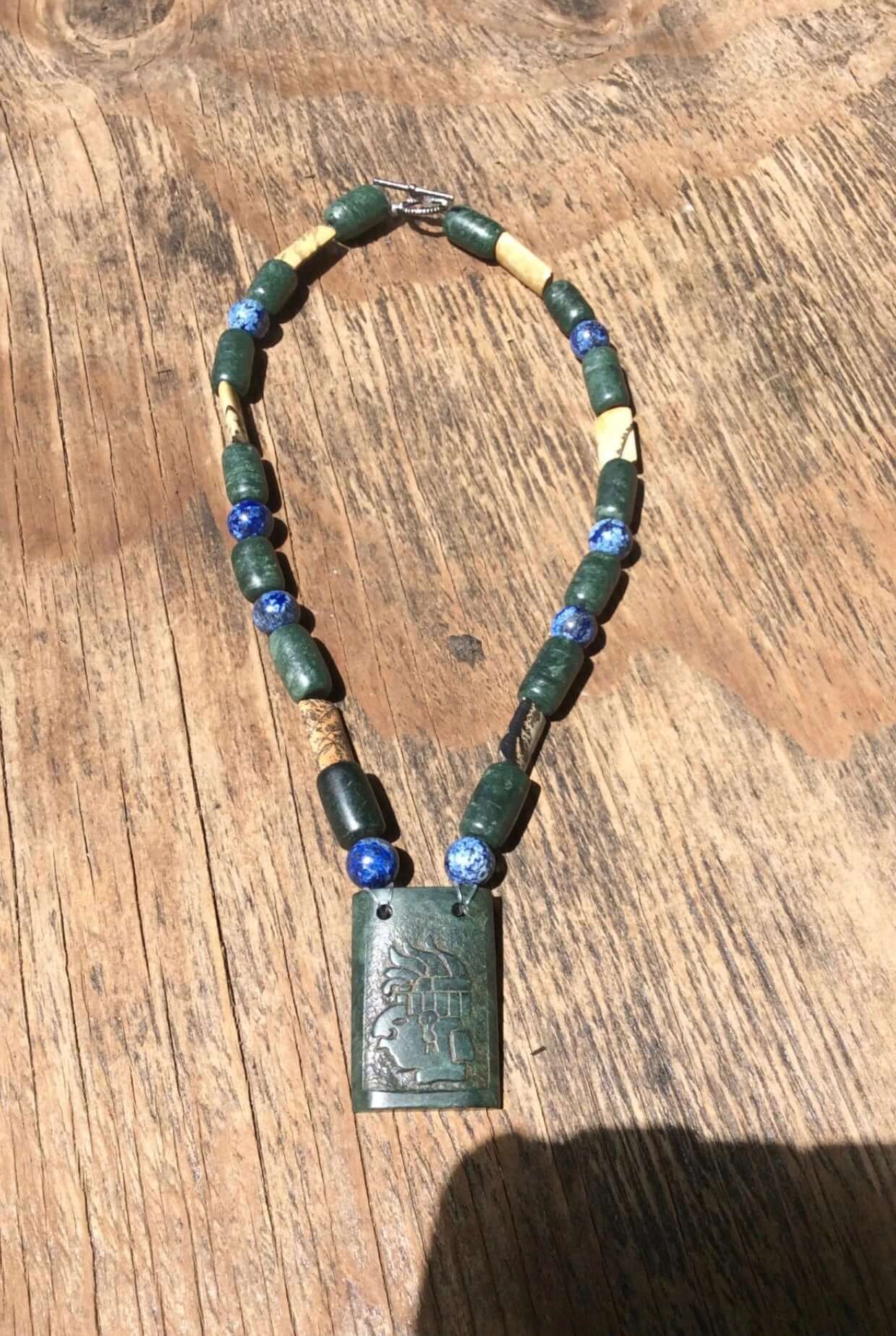 Collar maya, joyería precolombina, estilo jade guatemalteco, cuentas de lapislázuli, serpentina y madera petrificada.