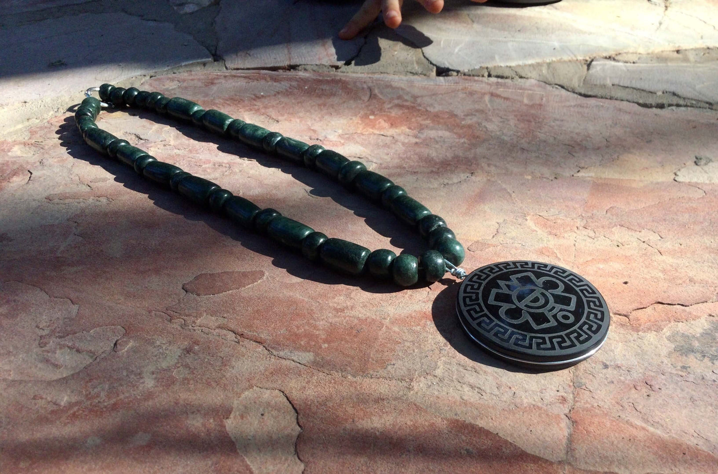 Pendentif symboles aztèques Ollin gravé en Obsidienne - Symbole mexicain du Mouvement & de la Transformation - Bijoux précolombiens du Calendrier Aztèque