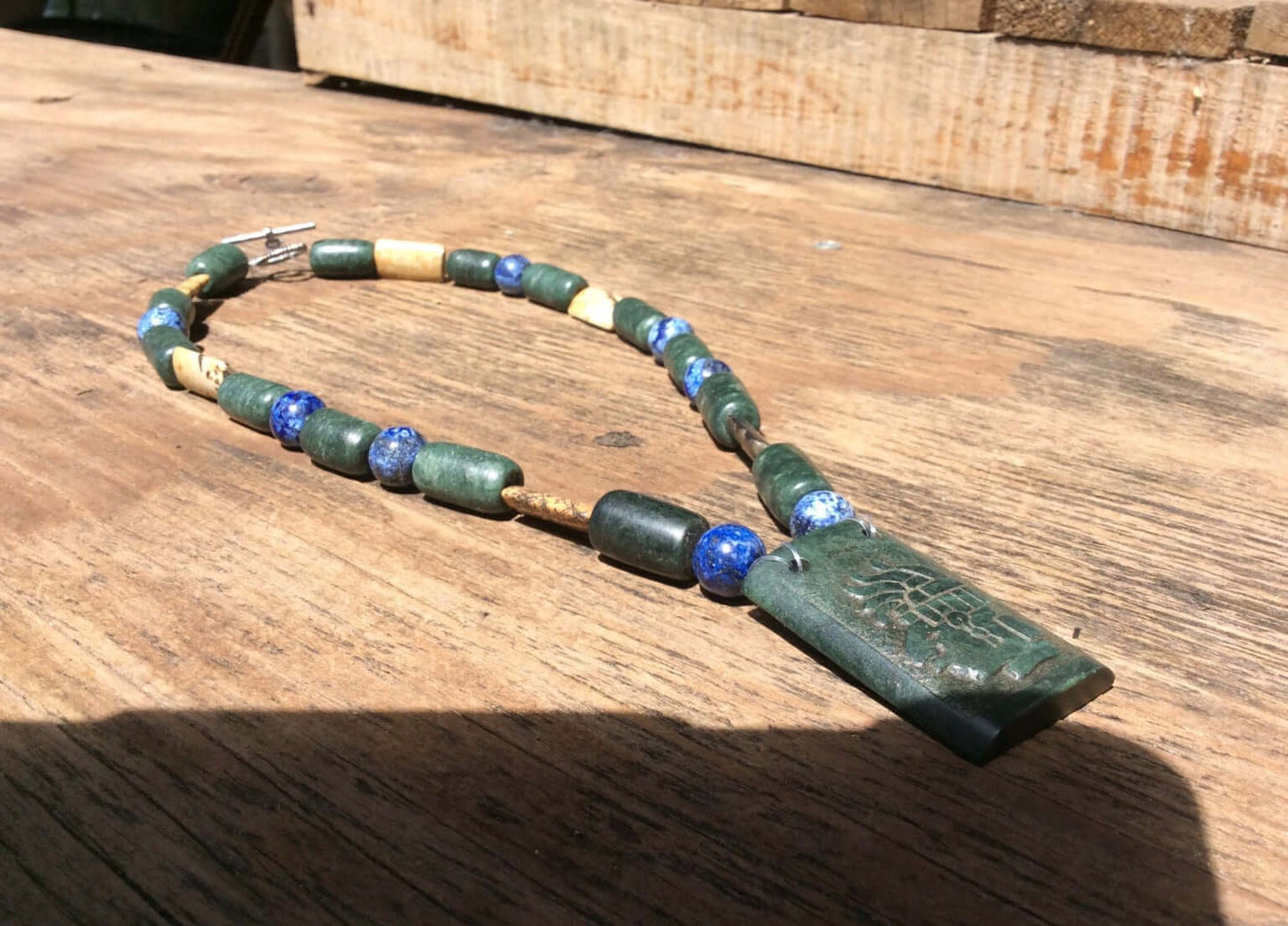Collar maya, joyería precolombina, estilo jade guatemalteco, cuentas de lapislázuli, serpentina y madera petrificada.