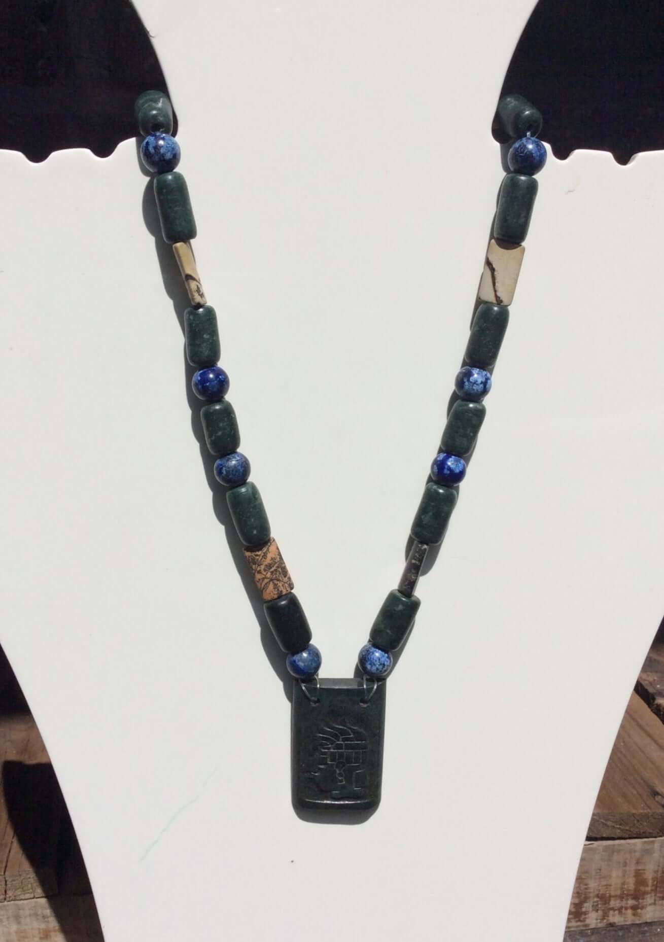 Collar maya, joyería precolombina, estilo jade guatemalteco, cuentas de lapislázuli, serpentina y madera petrificada.