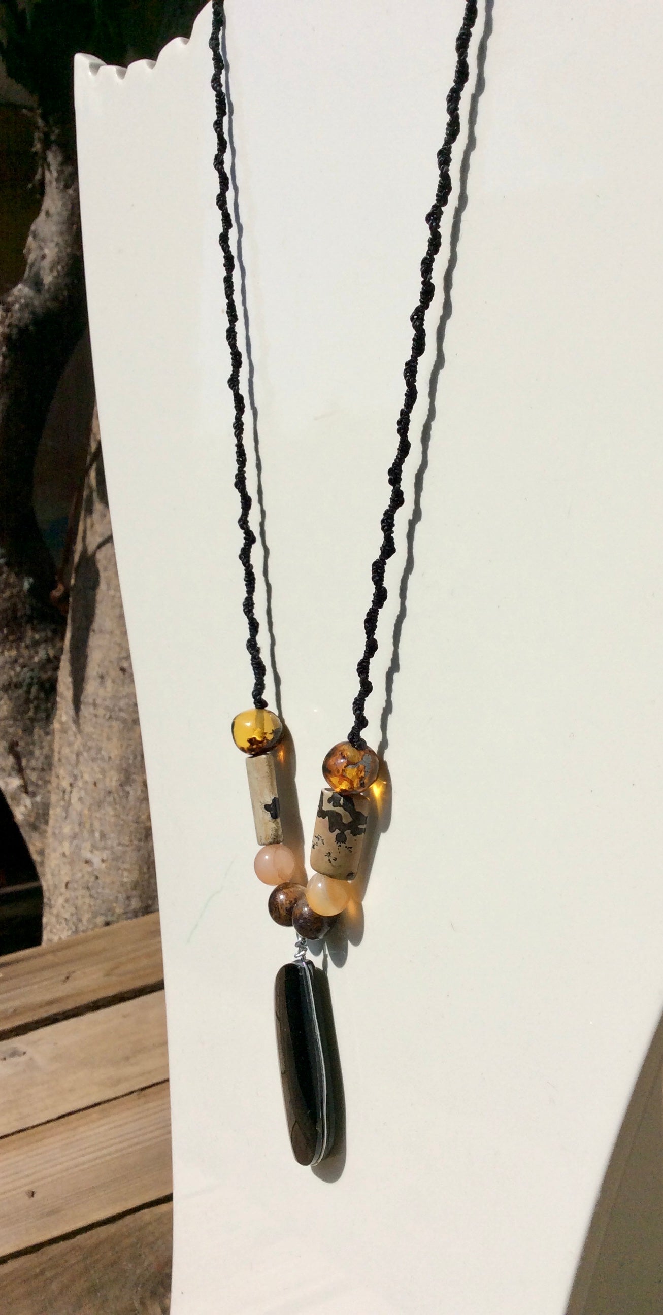 Collier pendentif en obsidienne dorée avec perles d'ambre, de bois pétrifié et d'agate, bijoux mexicains uniques