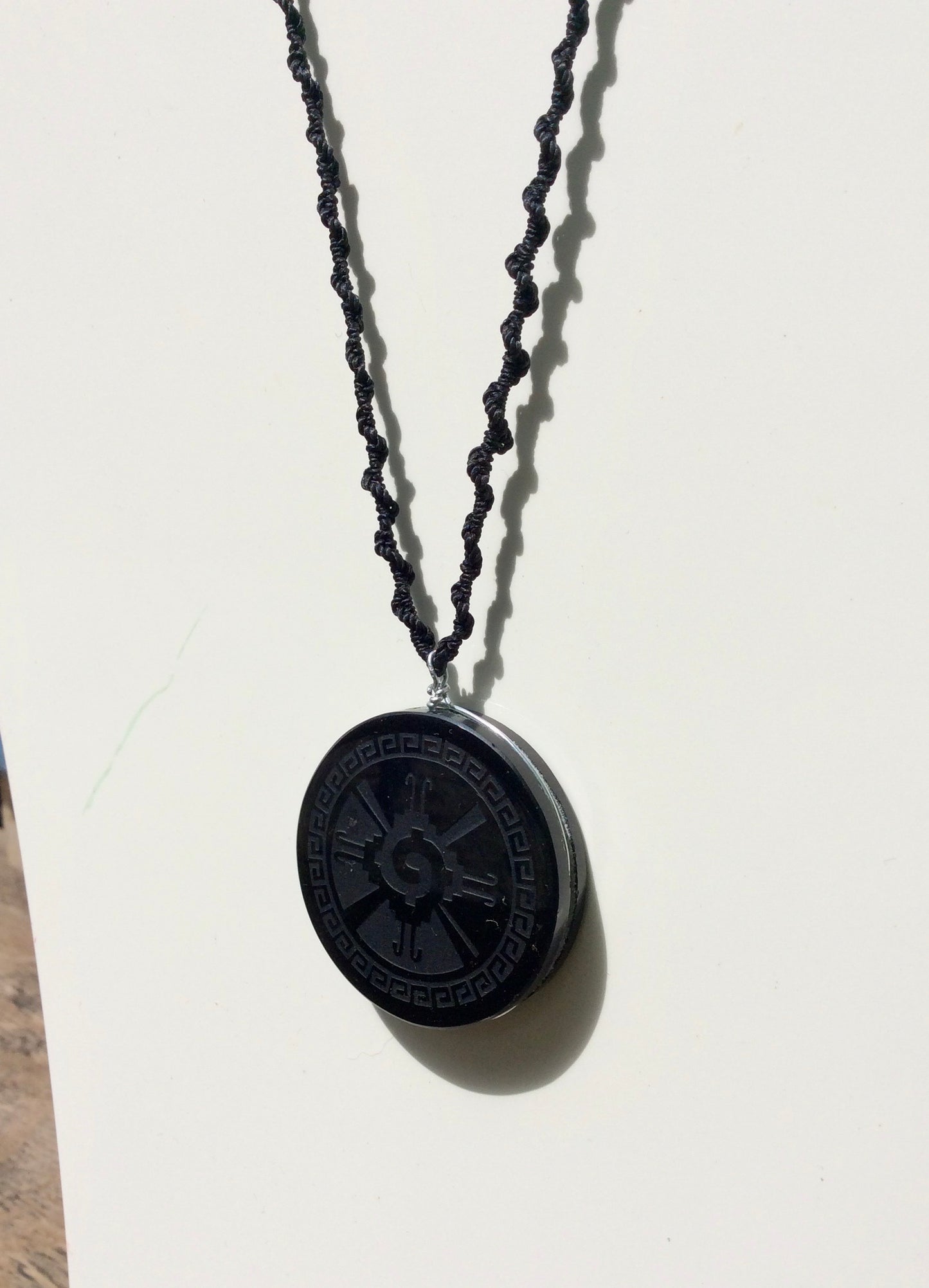 Colgante Hunab Ku - Obsidiana Negra Tallada, Joyería Maya - Collar Mexicano - Símbolo Sagrado Intloque Nahuaque - Quinconx