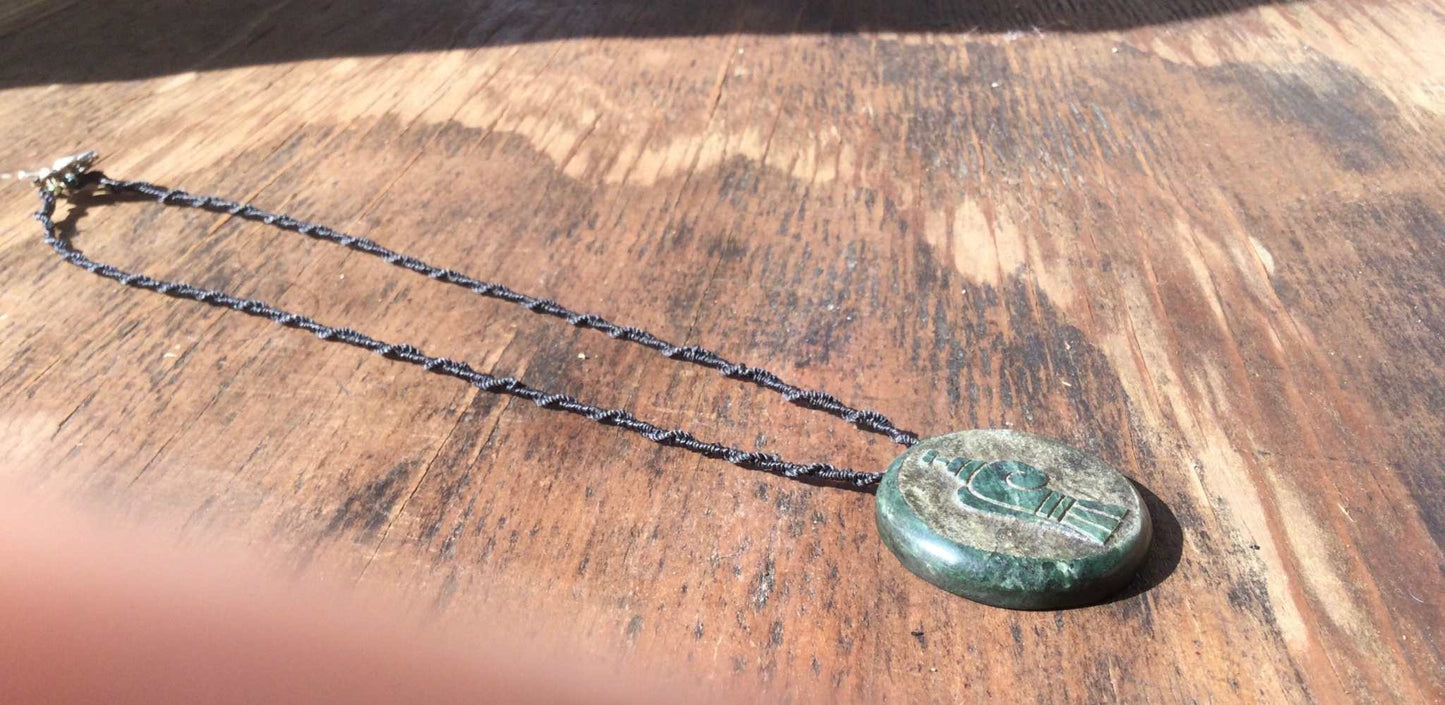 Pendentif aztèque Parole communication parole Symbole Collier serpentine en jade guatémaltèque - Bijoux précolombiens mexicains