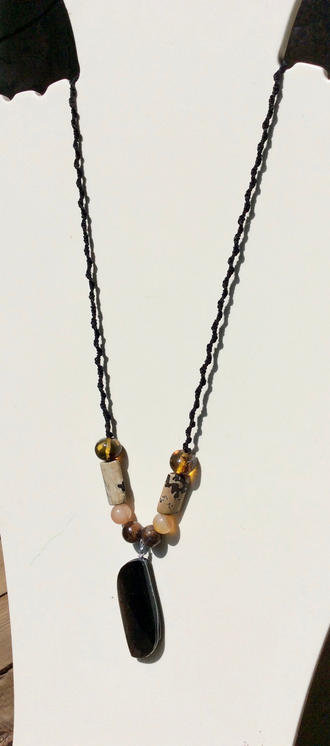 Collier pendentif en obsidienne dorée avec perles d'ambre, de bois pétrifié et d'agate, bijoux mexicains uniques