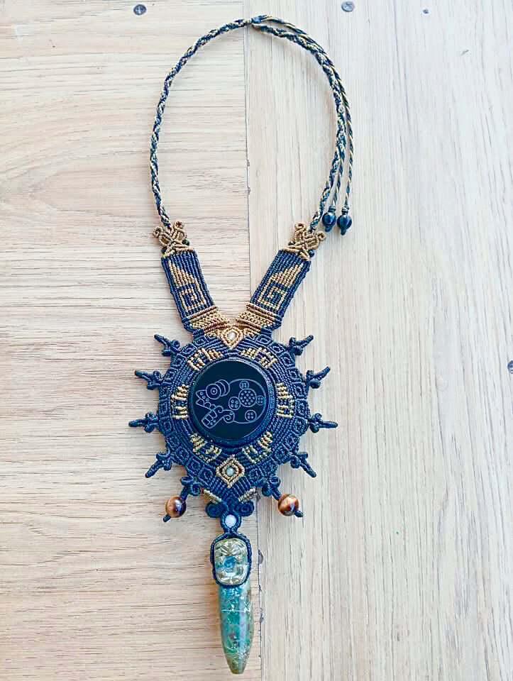 Mikiztli Obsidian pendant with Jaguar serpentine stone claw - Art Macramé Necklace - Precolombian Mexican Jewelry