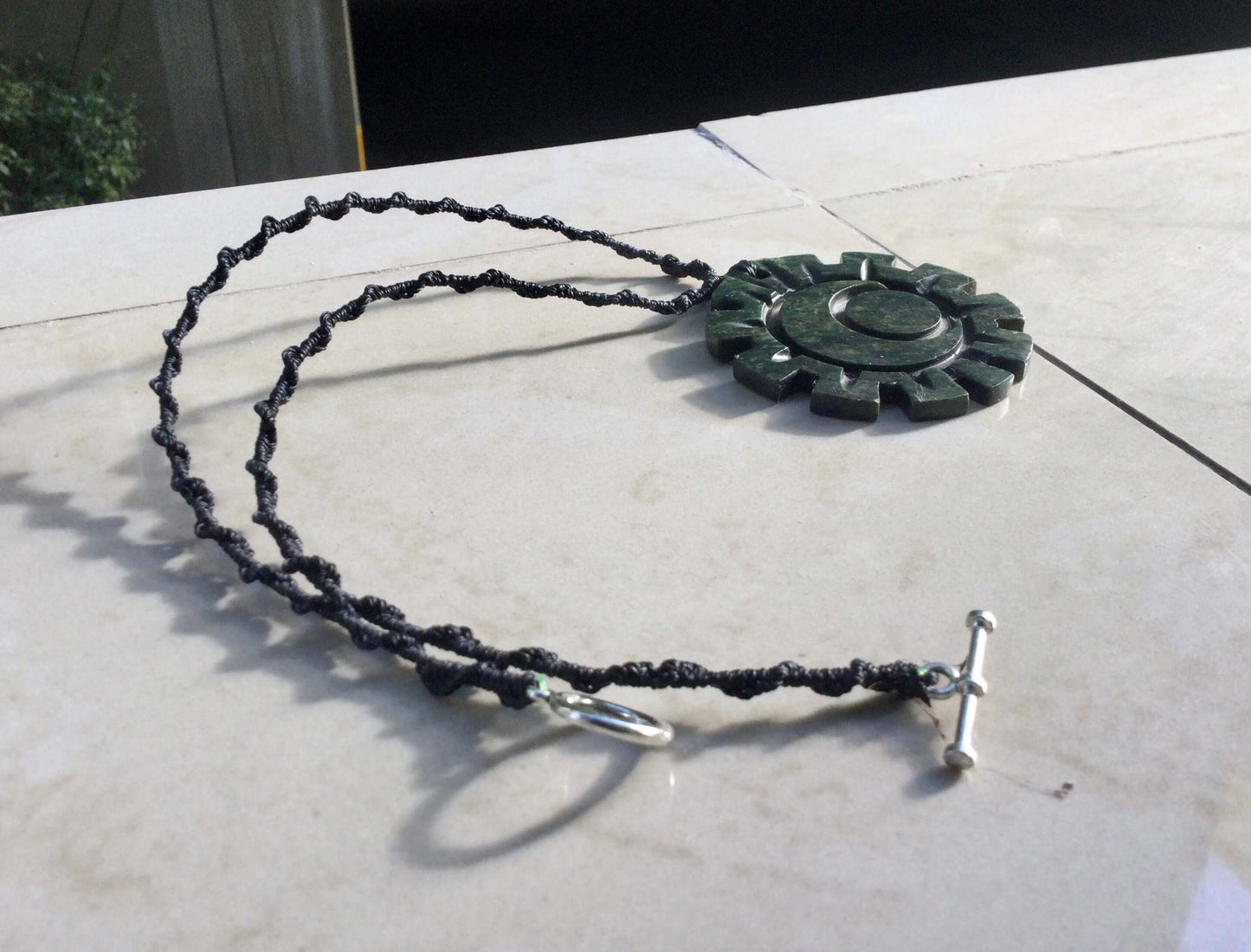 Pendentif symboles aztèques Ollin gravé en Obsidienne - Symbole mexicain du Mouvement & de la Transformation - Bijoux précolombiens du Calendrier Aztèque