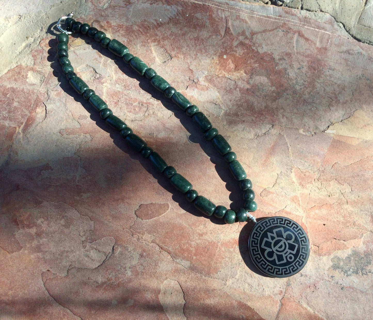 Pendentif symboles aztèques Ollin gravé en Obsidienne - Symbole mexicain du Mouvement & de la Transformation - Bijoux précolombiens du Calendrier Aztèque