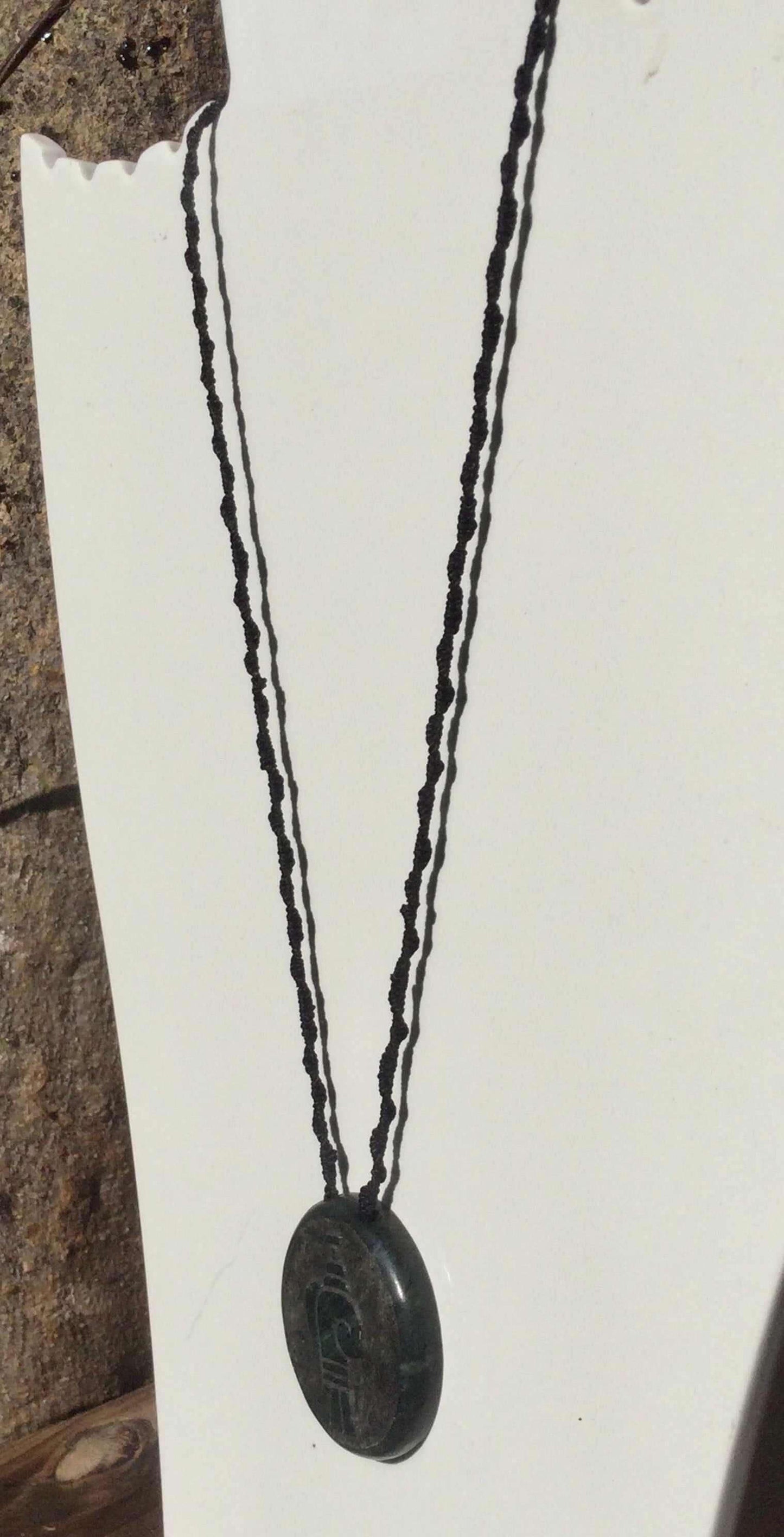Pendentif masque de guerrier jaguar sculpté en obsidienne arc-en-ciel - Bijoux précolombiens mexicains aztèques