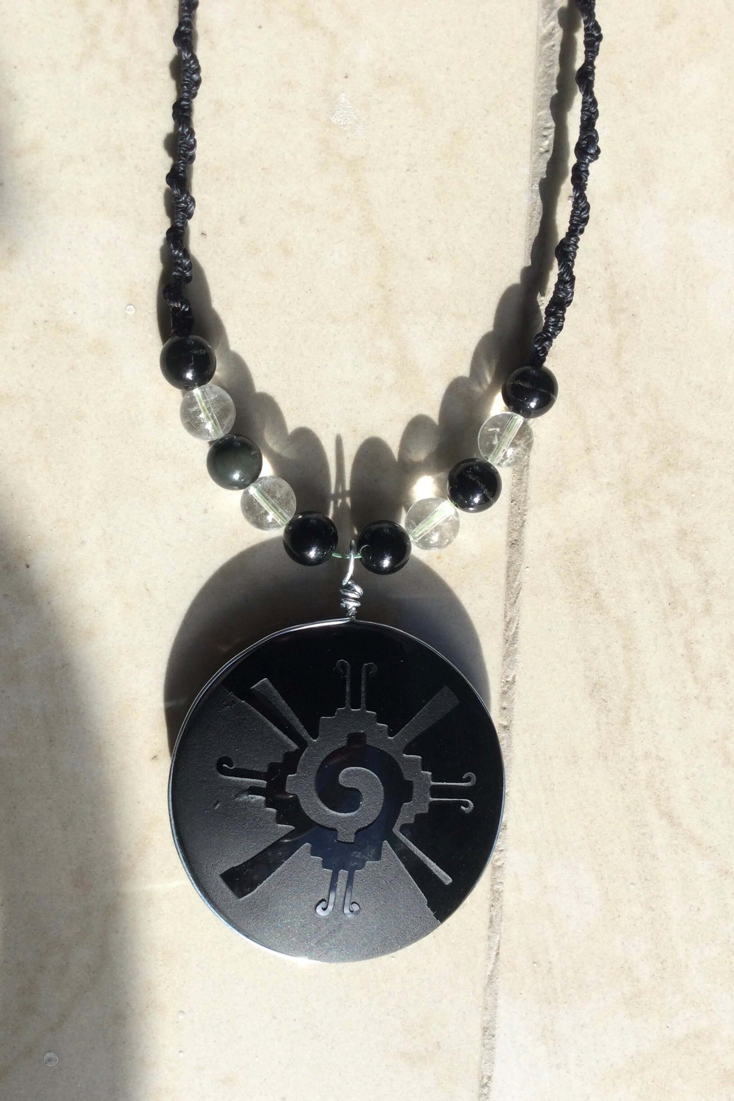 Pendentif symboles aztèques Ollin gravé en Obsidienne - Symbole mexicain du Mouvement & de la Transformation - Bijoux précolombiens du Calendrier Aztèque