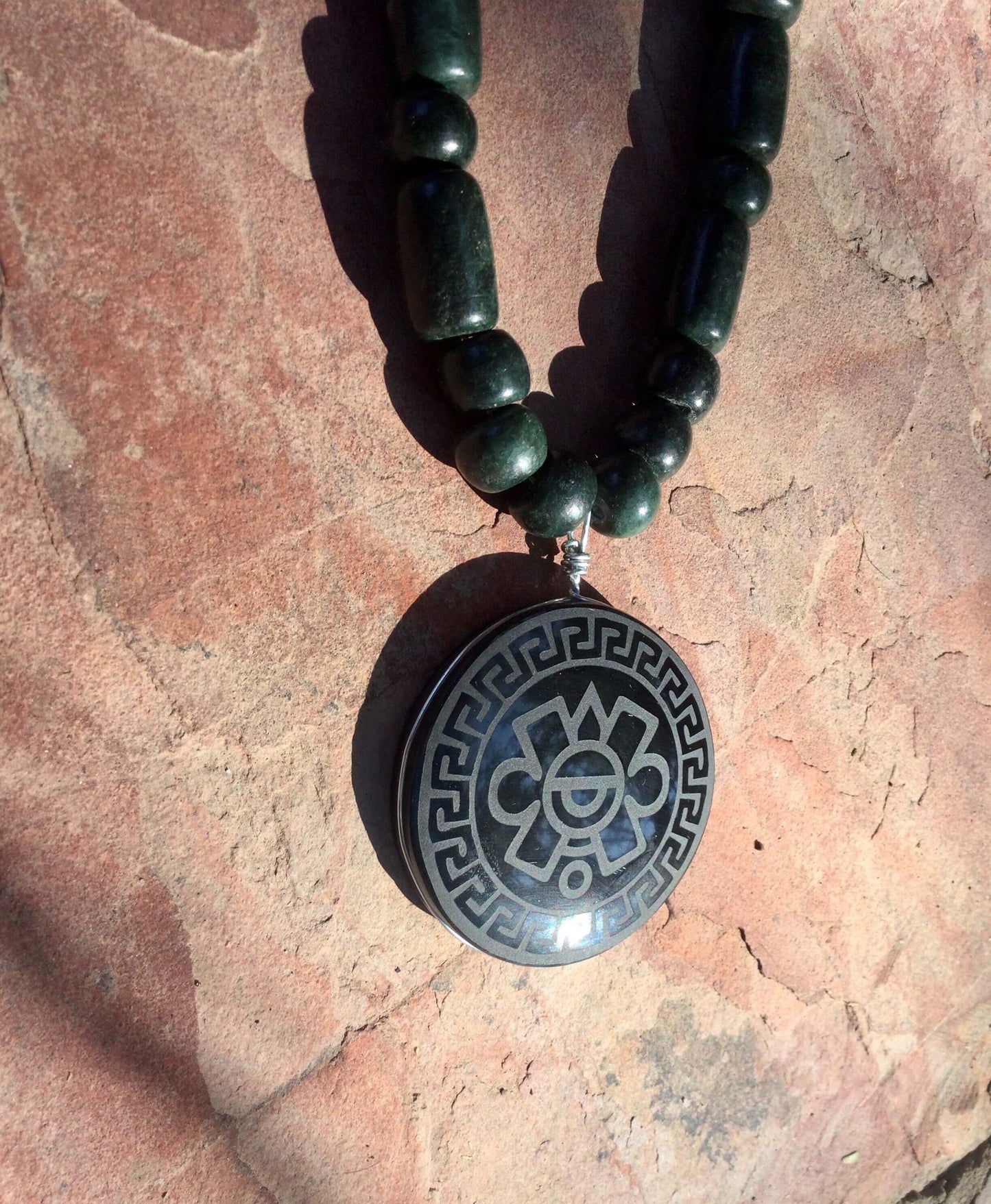 Pendentif symboles aztèques Ollin gravé en Obsidienne - Symbole mexicain du Mouvement & de la Transformation - Bijoux précolombiens du Calendrier Aztèque