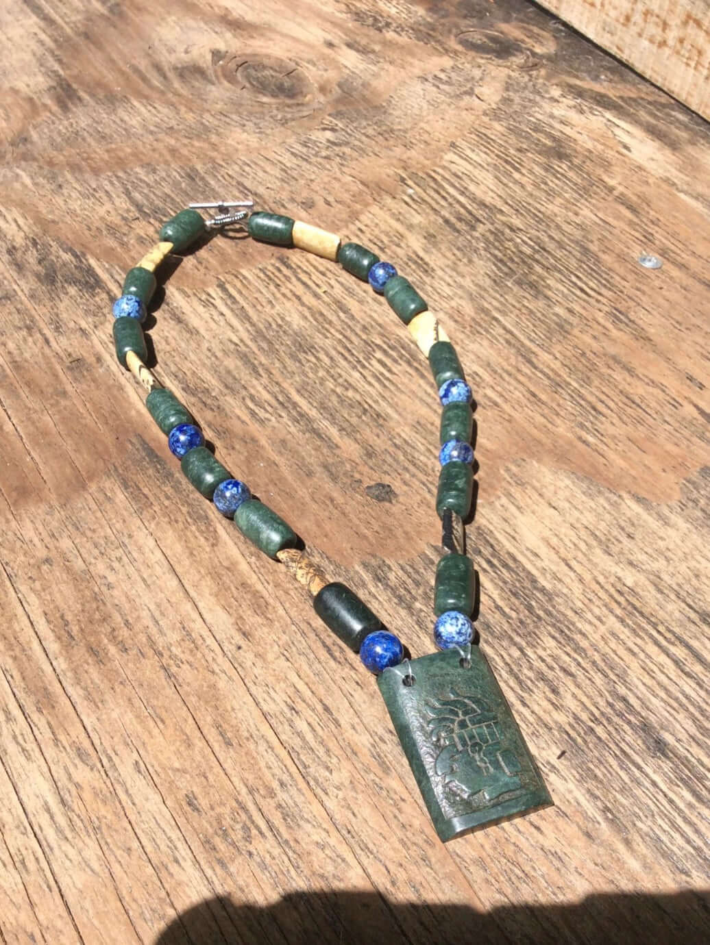 Collar maya, joyería precolombina, estilo jade guatemalteco, cuentas de lapislázuli, serpentina y madera petrificada.