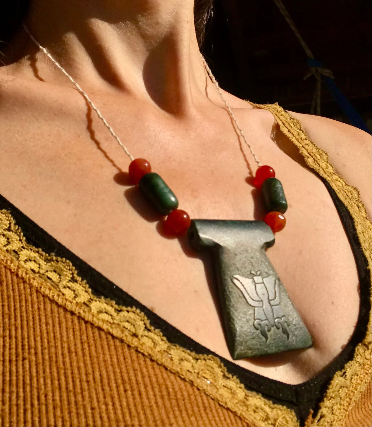 Pendentif Papillon | Serpentine de style Jade guatémaltèque | Bijoux Mayas | Symbole du Monarque Aztèque