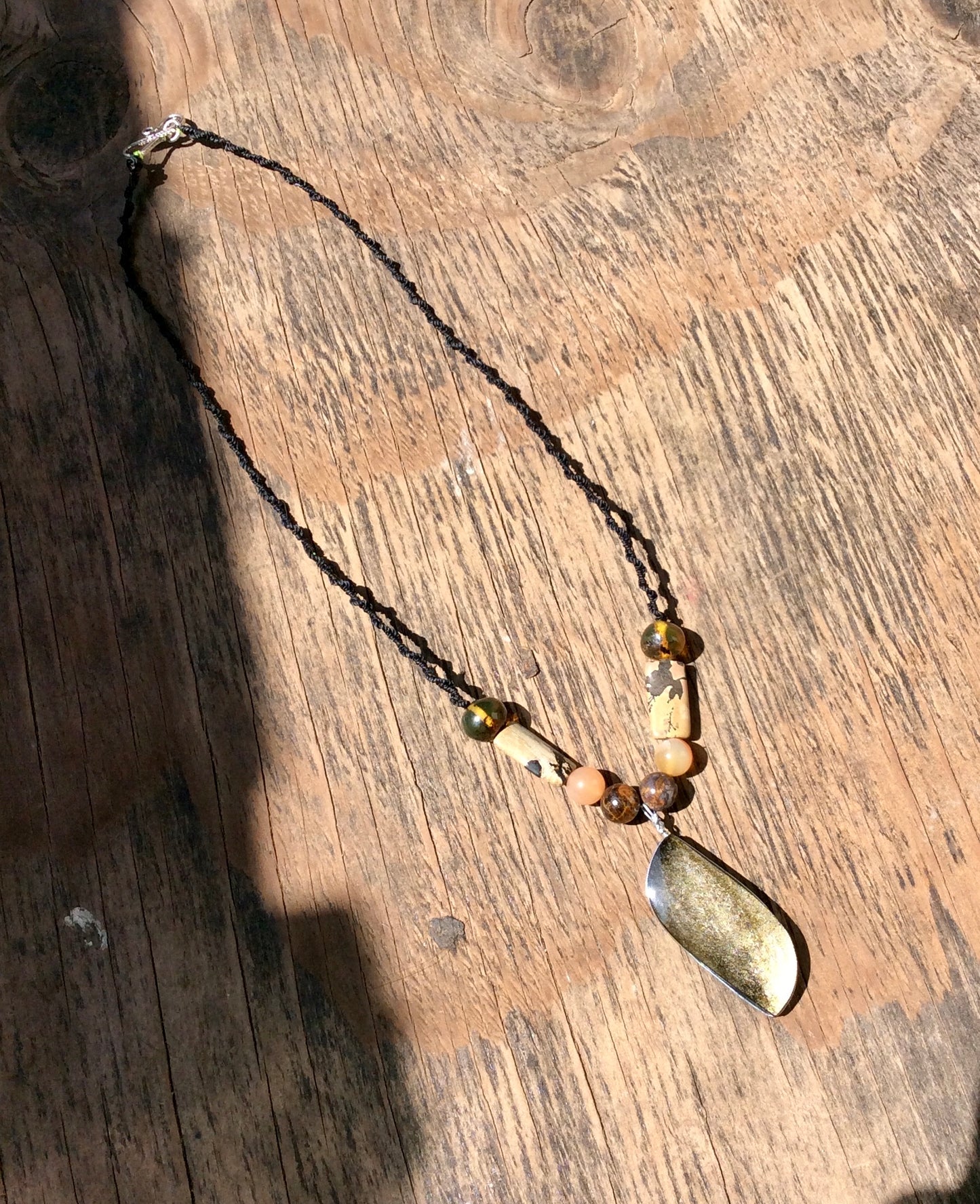 Collier pendentif en obsidienne dorée avec perles d'ambre, de bois pétrifié et d'agate, bijoux mexicains uniques