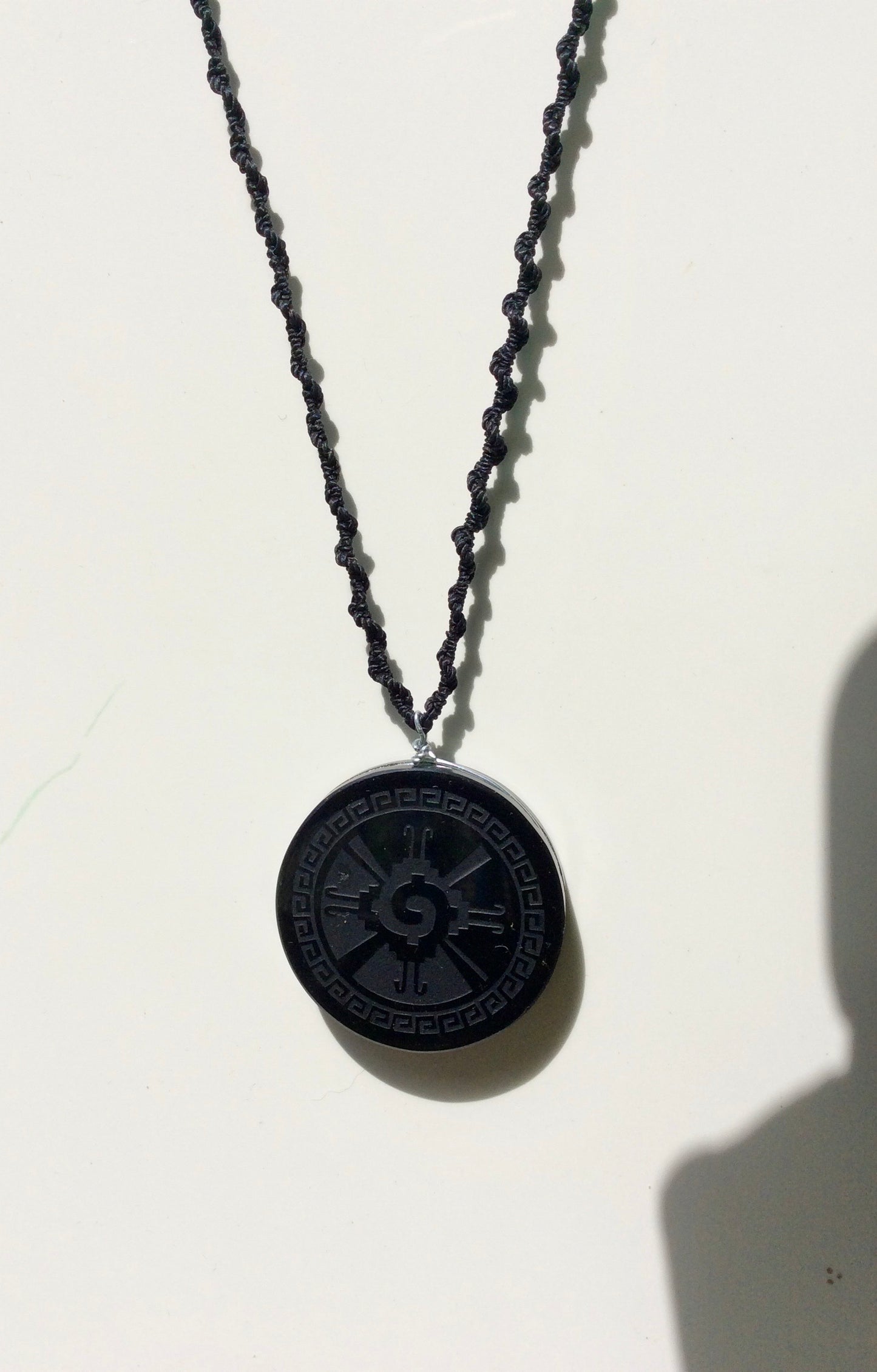 Colgante Hunab Ku - Obsidiana Negra Tallada, Joyería Maya - Collar Mexicano - Símbolo Sagrado Intloque Nahuaque - Quinconx