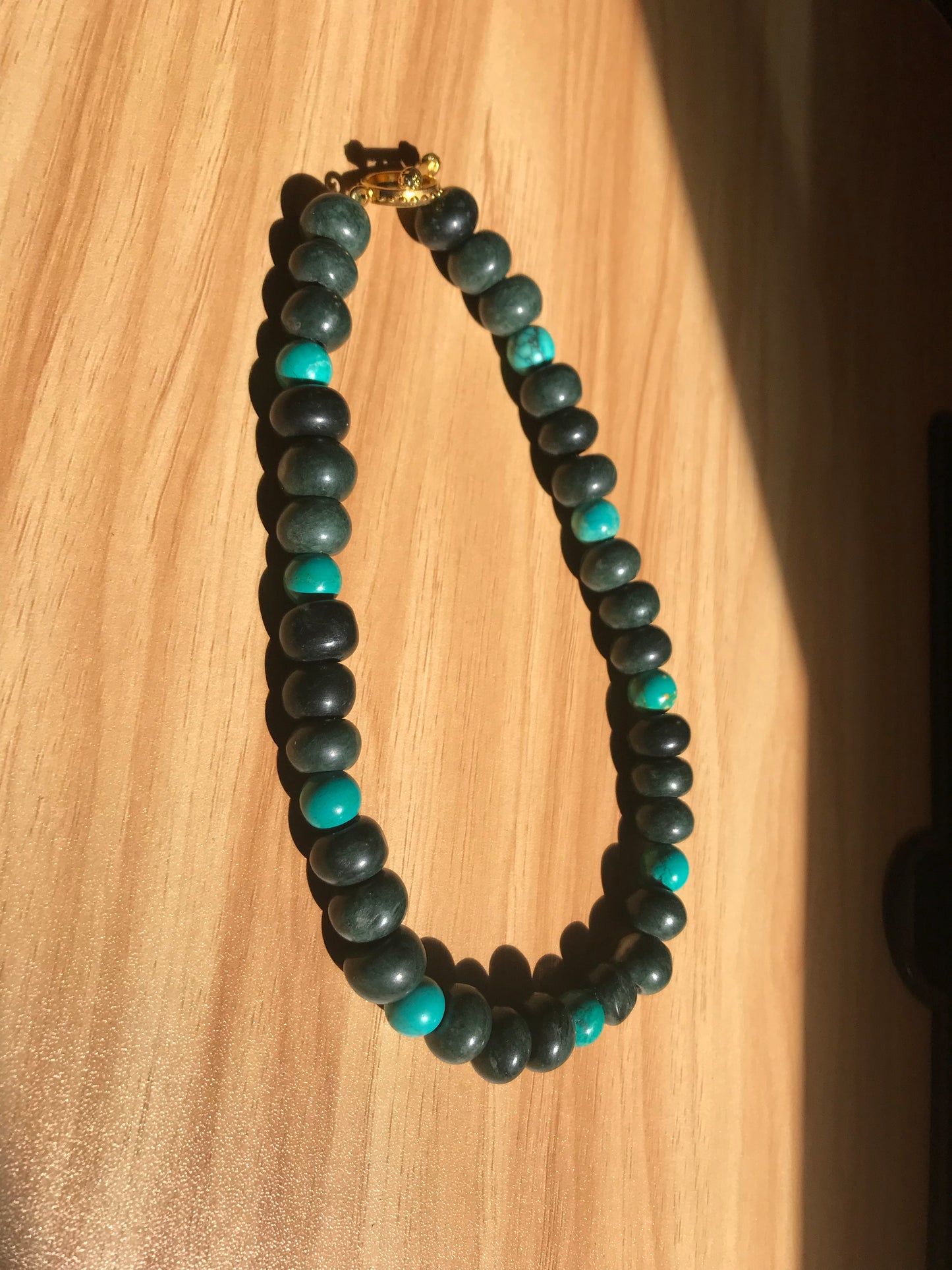 Collier de perles de jade guatémaltèque vert foncé - Bijoux mayas avec perles turquoise, symbole Om avec bracelet disponible