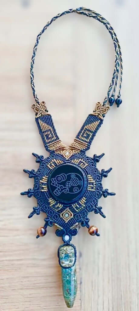 Mikiztli Obsidian pendant with Jaguar serpentine stone claw - Art Macramé Necklace - Precolombian Mexican Jewelry