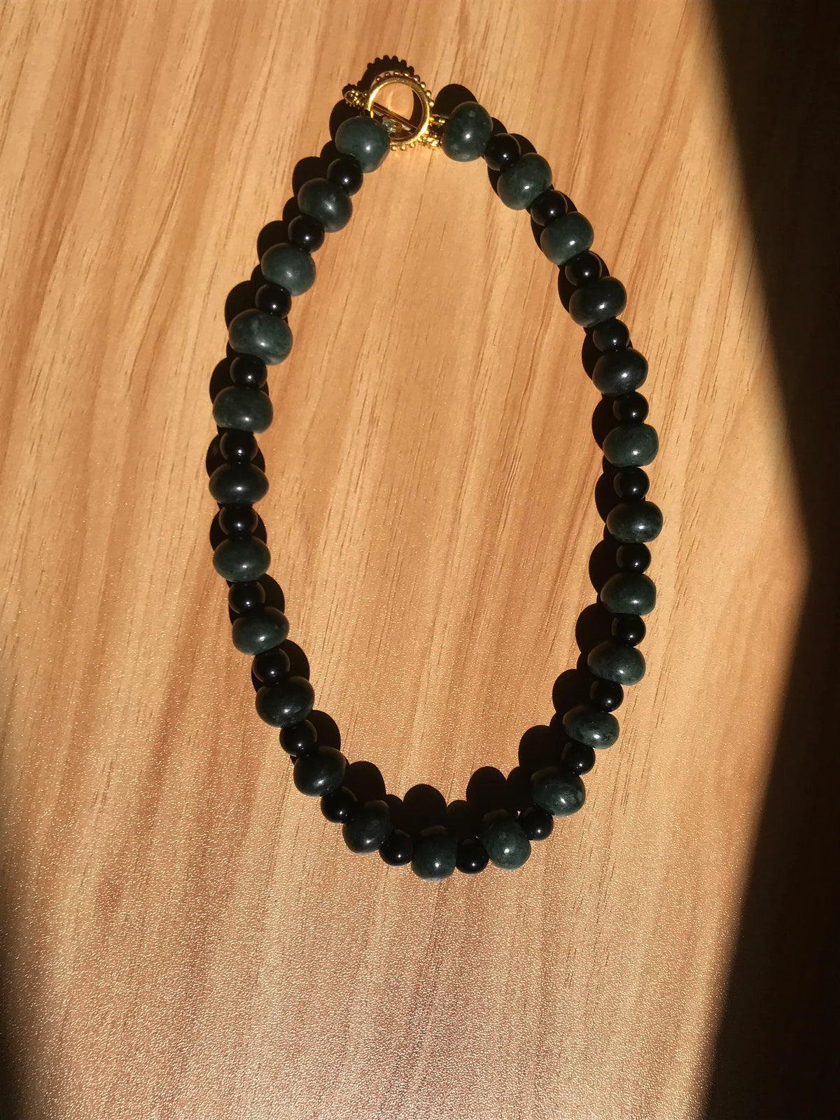 Collier en jade vert foncé de style guatémaltèque - Bijoux mayas avec perles en serpentine en forme de croissant, pierres précieuses faites à la main