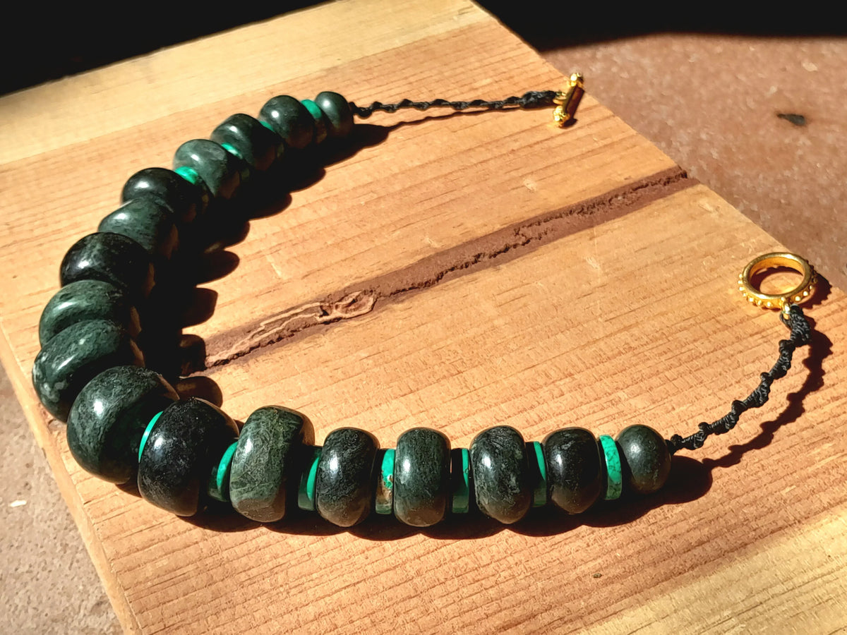 Collar de Princesa Estilo Jade Guatemalteco | Cuentas Serpentine en Forma de Media Luna y Discos de Turquesa | Joyería Maya Hecha a Mano
