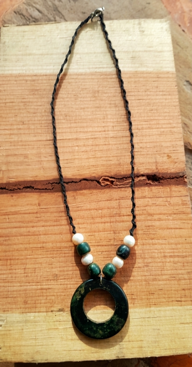 Pendentif créole en jade ancien du Guatemala, en nacre et en pierre de serpentine : adoptez la transformation et l'énergie de guérison.