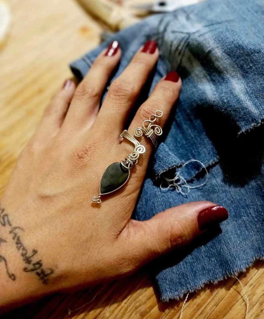 Anillo de obsidiana mexicana y alambre de alpaca - Joyería fina artesanal