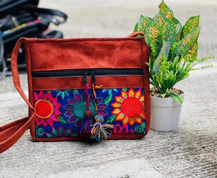 Flores de México: Bolsa artesanal con girasoles bordados