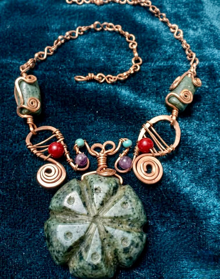 Pendentif en peyote sculpté - Pierre serpentine de style jade guatémaltèque - Cactus sacré mexicain Hikuri fabriqué