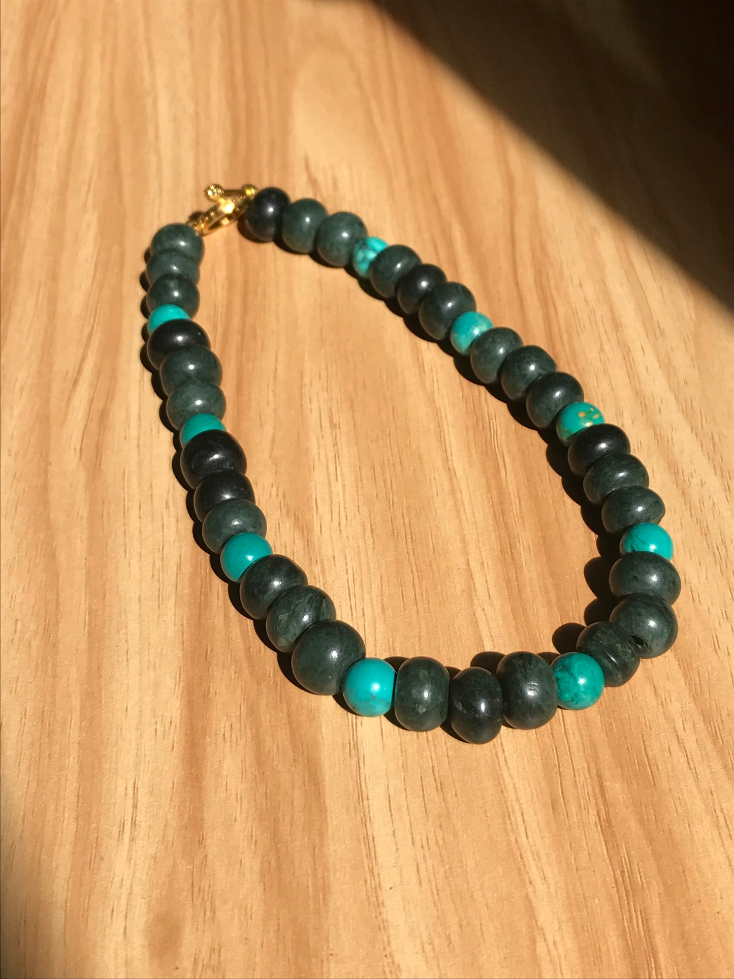 Collier de perles de jade guatémaltèque vert foncé - Bijoux mayas avec perles turquoise, symbole Om avec bracelet disponible