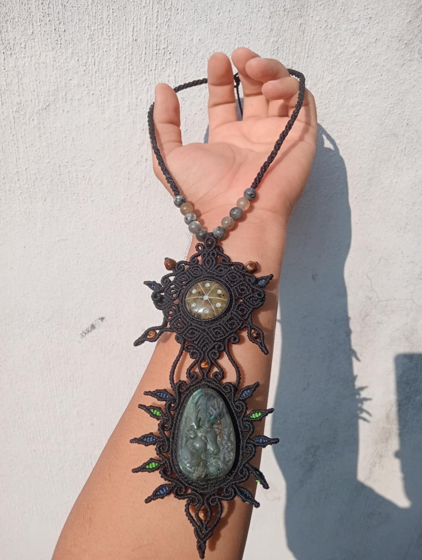 Deer & Peyote (Hikuri) Pendants Macramé Necklace : engraved in Labradorite and Serpentine Stones, Symbols of Intuition and Spiritual Connection