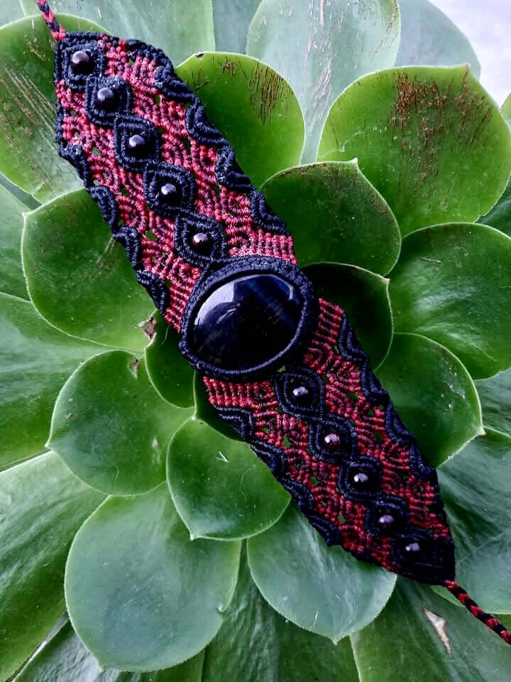 Artisanal Macramé Bracelet: Black Obsidian and Black Agate for Protection and Stability in Red and Black Style