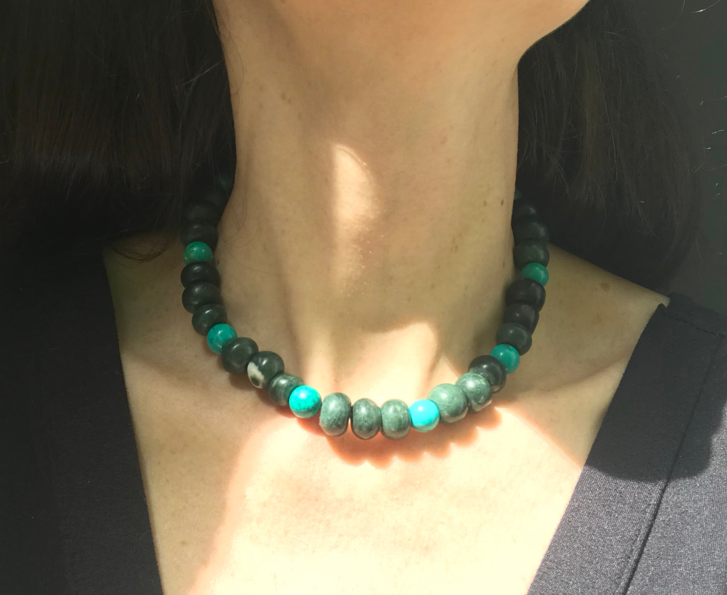 Collier de perles de jade guatémaltèque vert foncé - Bijoux mayas avec perles turquoise, symbole Om avec bracelet disponible