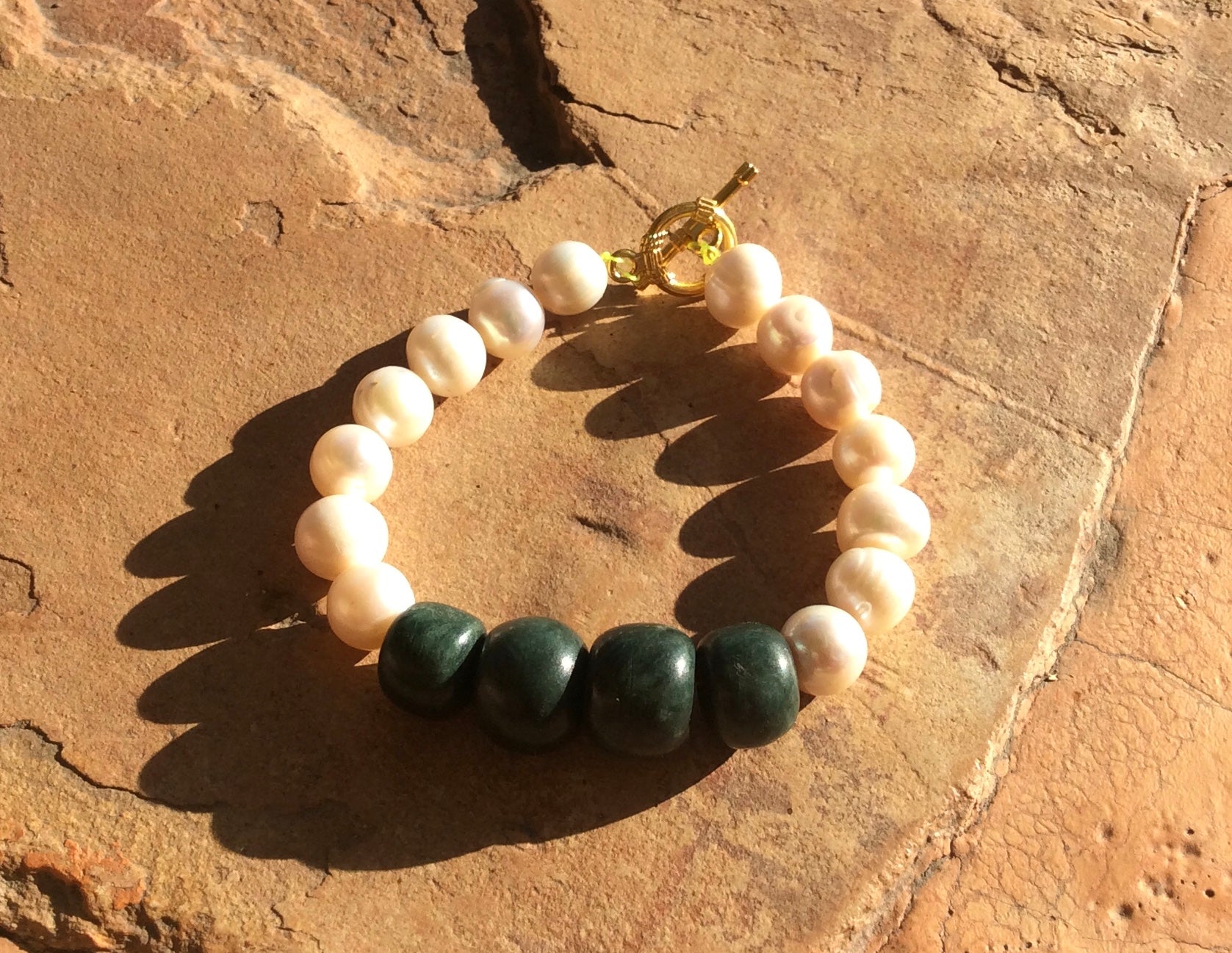 Cultural Pearl and Serpentine Bracelet - Emotional Balance and Spiritual Protection - Custom Size