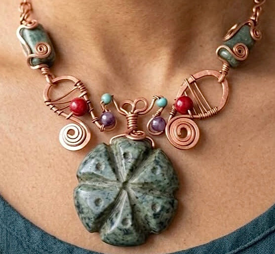 Pendentif en peyote sculpté - Pierre serpentine de style jade guatémaltèque - Cactus sacré mexicain Hikuri fabriqué