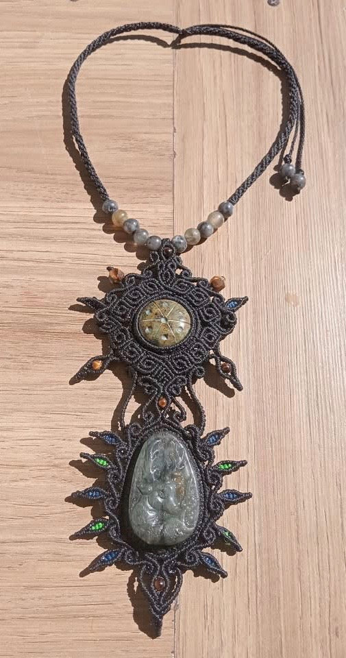 Deer & Peyote (Hikuri) Pendants Macramé Necklace : engraved in Labradorite and Serpentine Stones, Symbols of Intuition and Spiritual Connection