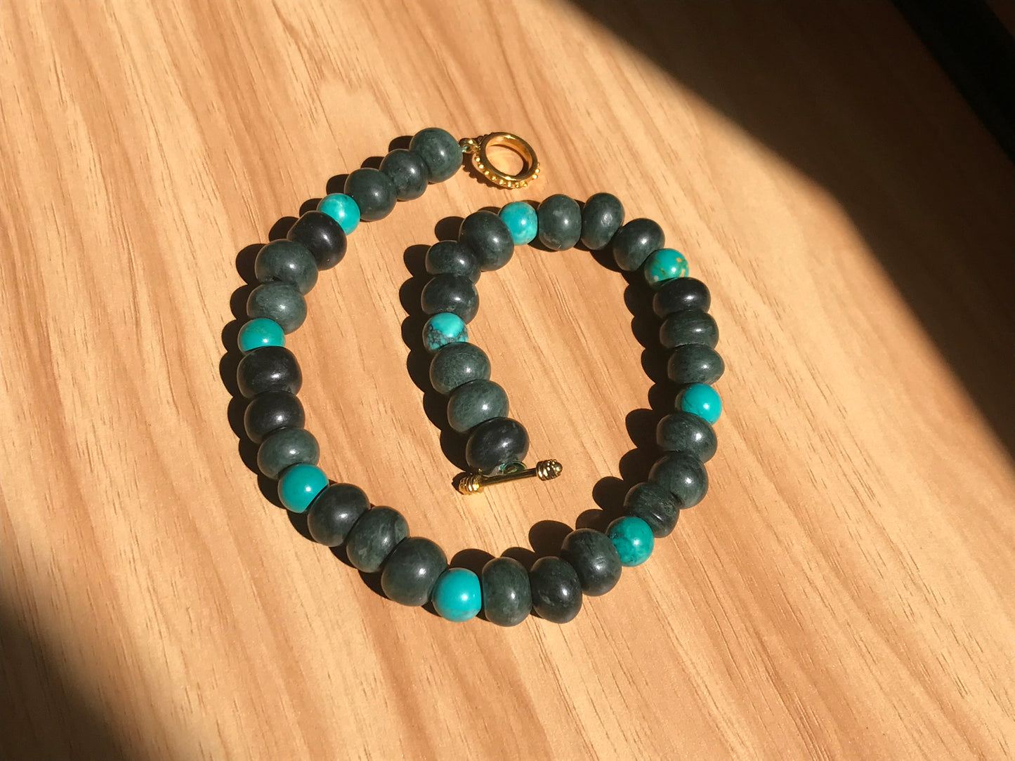 Collier de perles de jade guatémaltèque vert foncé - Bijoux mayas avec perles turquoise, symbole Om avec bracelet disponible