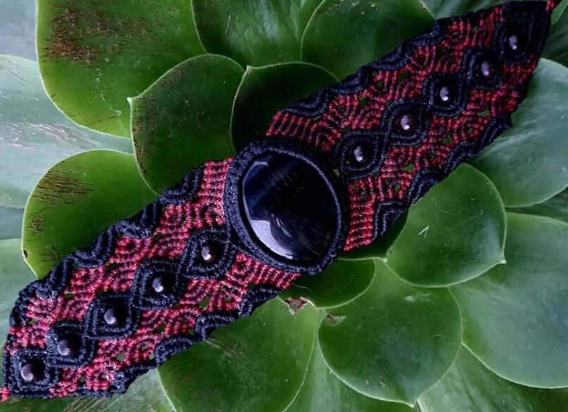 Artisanal Macramé Bracelet: Black Obsidian and Black Agate for Protection and Stability in Red and Black Style