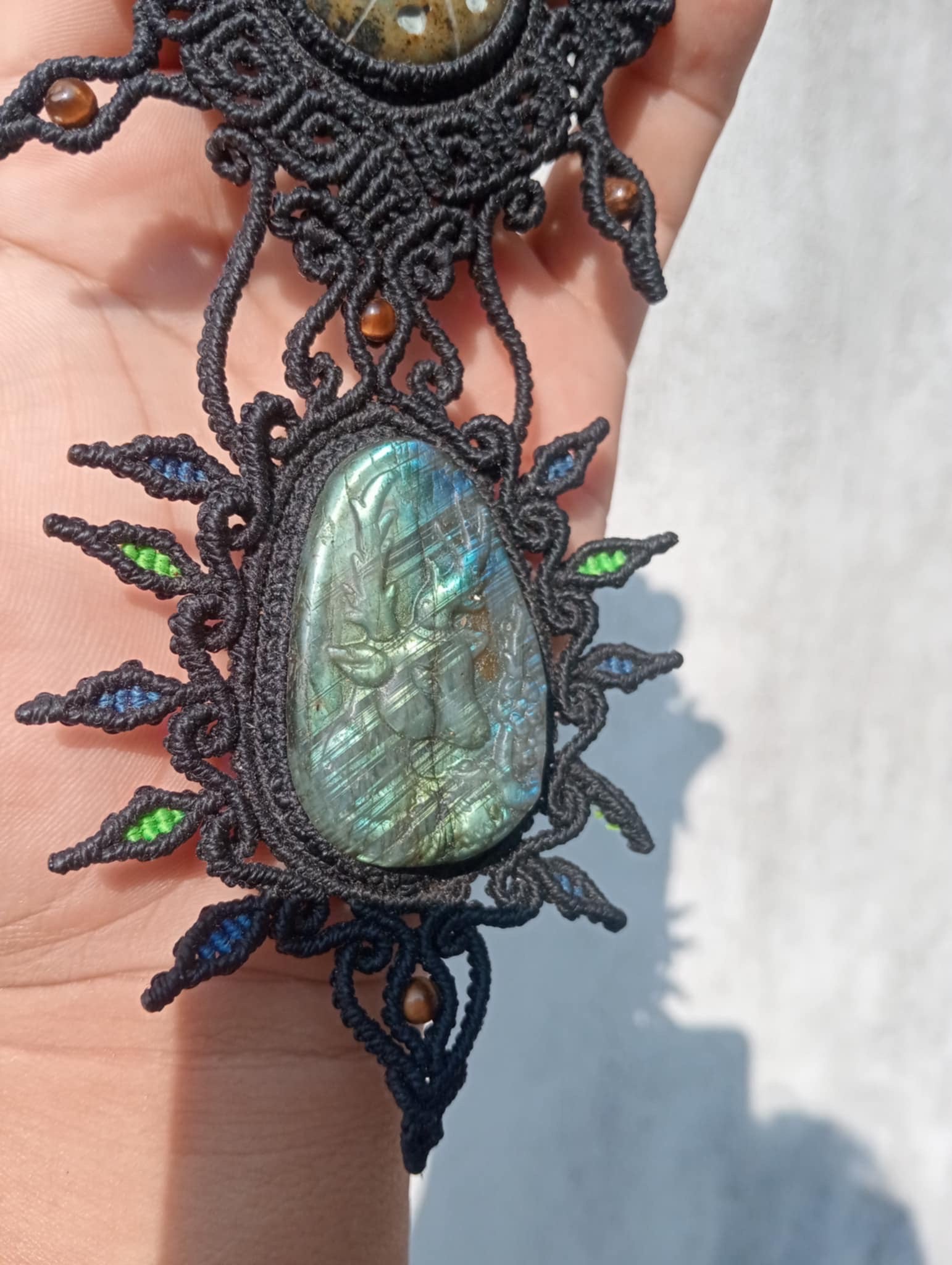 Deer & Peyote (Hikuri) Pendants Macramé Necklace : engraved in Labradorite and Serpentine Stones, Symbols of Intuition and Spiritual Connection