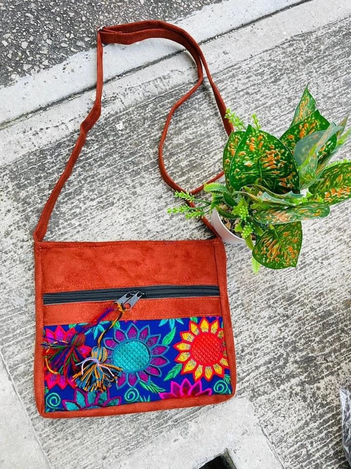 Flores de México: Bolsa artesanal con girasoles bordados