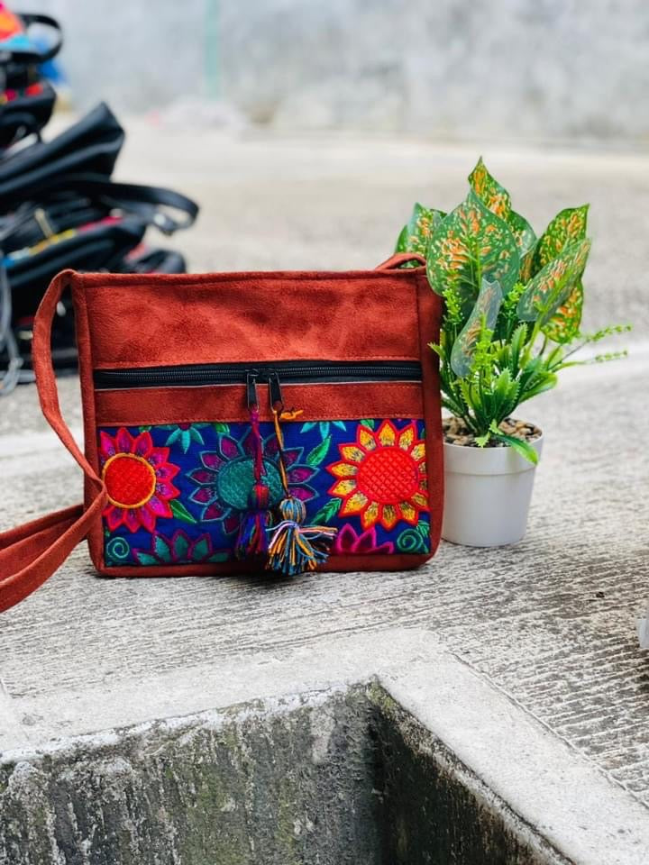 Flores de México: Bolsa artesanal con girasoles bordados