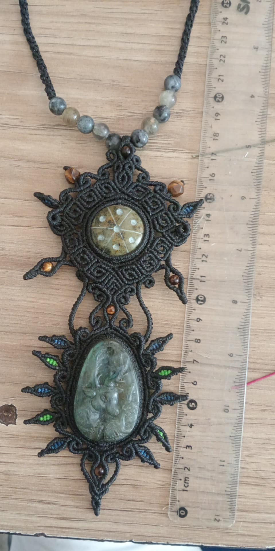 Deer & Peyote (Hikuri) Pendants Macramé Necklace : engraved in Labradorite and Serpentine Stones, Symbols of Intuition and Spiritual Connection