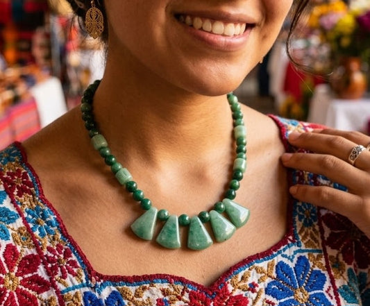 Auténtico collar con colgante de jaguar de jade guatemalteco y jade manzano (jade verde manzana) - Joyería maya hecha a mano