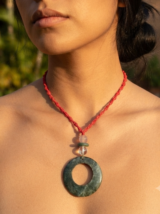 Pendentif créole en jade guatémaltèque ancien, collier en pierre serpentine : accueillez l’énergie de transformation et de guérison.