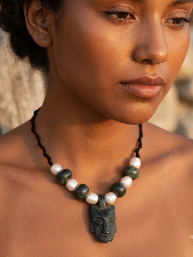 Collar con Máscara de la Cabeza de Pakal | Serpentina estilo Jade Guatemalteco y Nácar | Joyería Maya