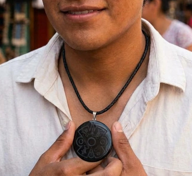 Pendentif Ollin | Symbole aztèque du mouvement | Obsidienne mexicaine sculptée à la main | 40 mm | Collier en macramé ou serpentine