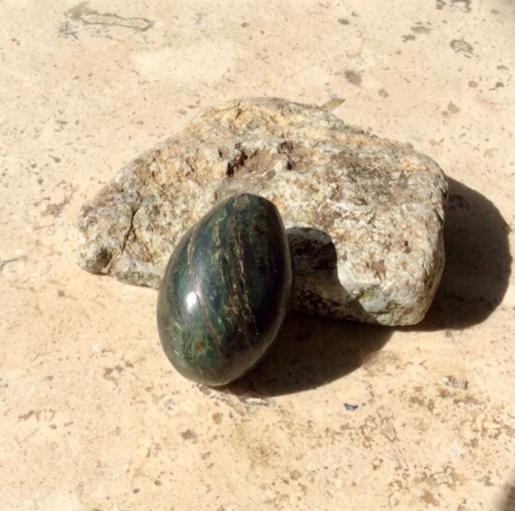 Eierstein, geschnitzt in Guatemaltean Jade Serpentine Maya Jade