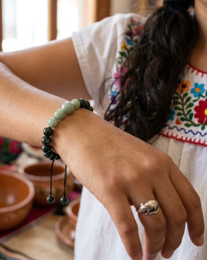 Pulsera de Jaguar de Jade Guatemalteco | Cuentas de Jade Manzana y Guatemalita Multicolor | Joyería Artesanal Maya | 18cm