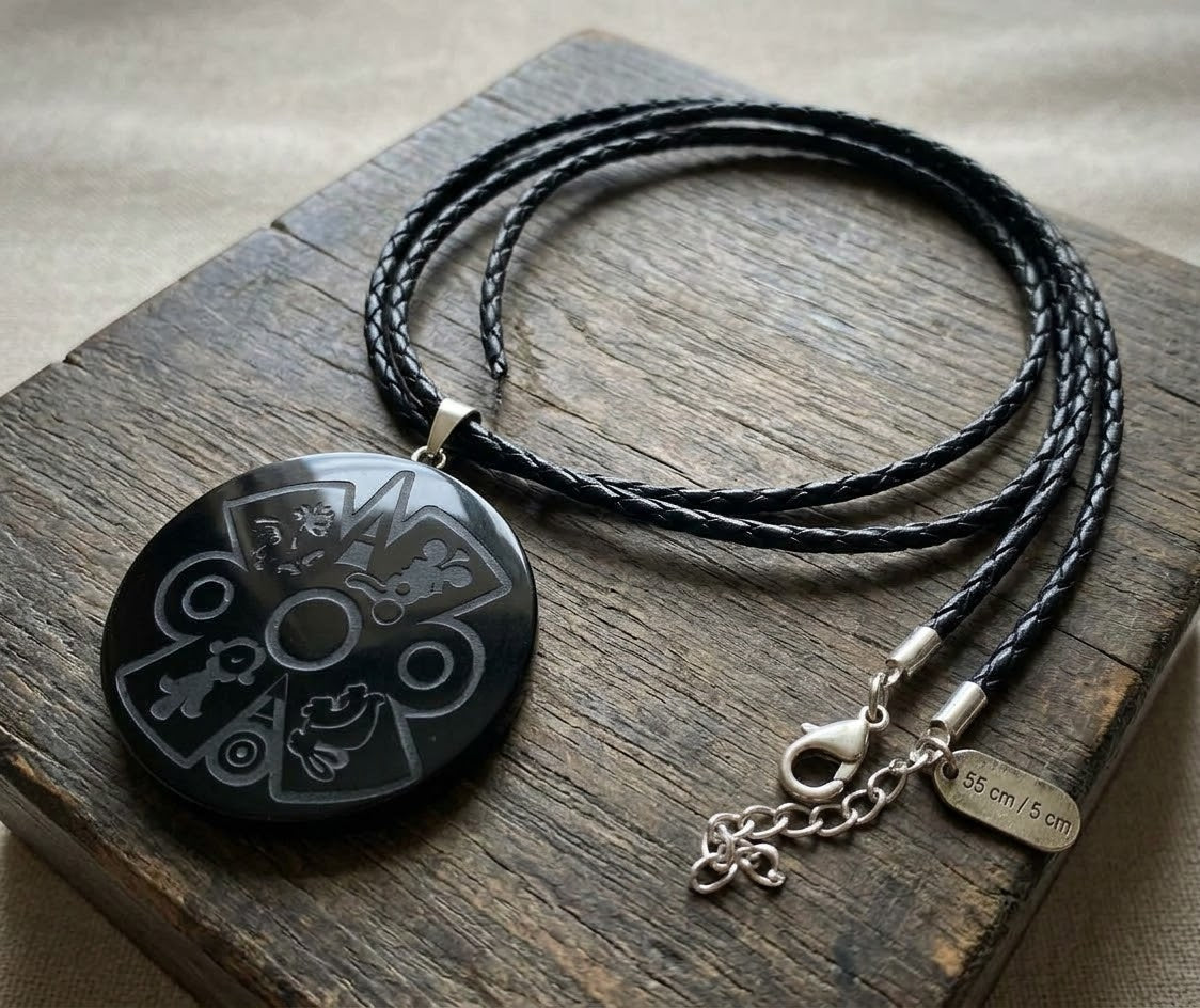 Pendentif Ollin | Symbole aztèque du mouvement | Obsidienne mexicaine sculptée à la main | 40 mm | Collier en macramé ou serpentine