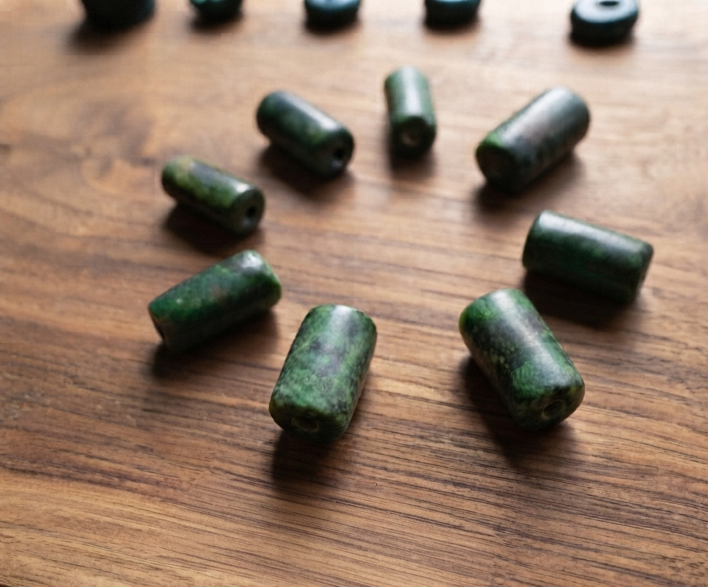 Perles de jade guatémaltèque vert foncé style Maya, tubes serpentins pour la fabrication de bijoux