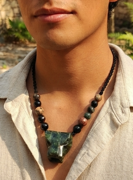 Collier ras du cou avec pendentif Jaguar de style jade guatémaltèque, pierre serpentine avec bois pétrifié et perles d'obsidienne - Bijoux Mayas, Culture Mexicaine